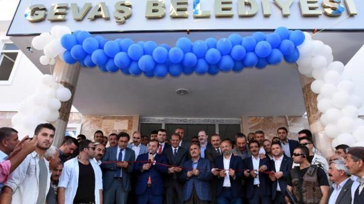 Gevaş Belediye binası açılışında Vizontele- Gevaştele sitemi