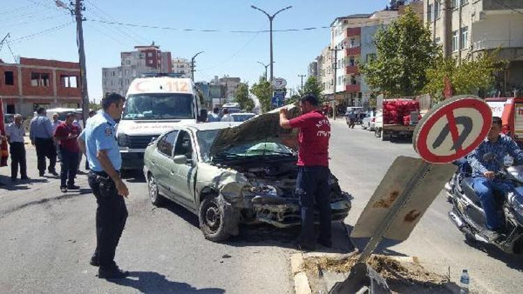 Adıyamanda otomobiller çarpıştı: 2 yaralı