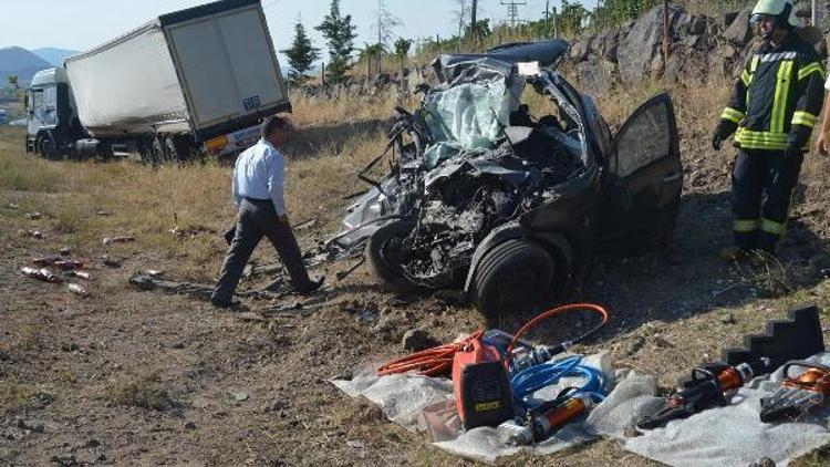 TIRla karşılıklı çarpışan otomobil sürücüsü öldü