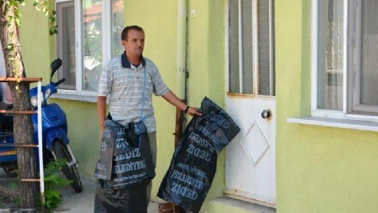 Gedizlilere kurban atıkları için poşet