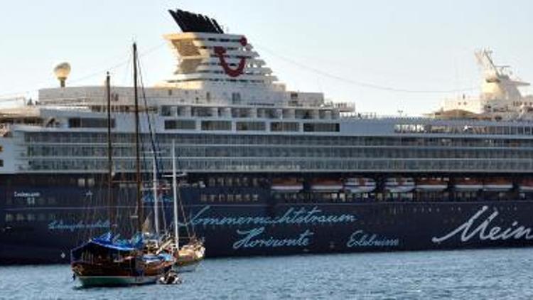 Bodruma yanaşan Mein Schiff 2 esnafı sevindirdi