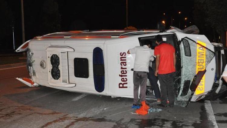 Ambulans kaza yaptı; hasta, doktor ve sağlık görevlileri yaralı