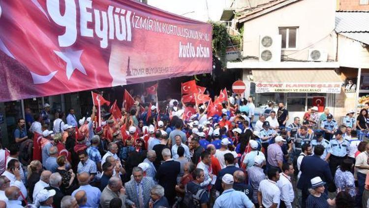 İzmirde, kol kola kurtuluş coşkusu