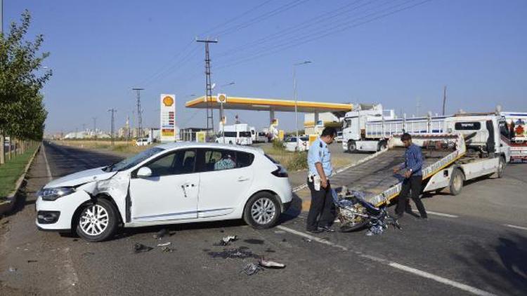 Otomobille çarpışan motosiklet sürücüsü ağır yaralandı