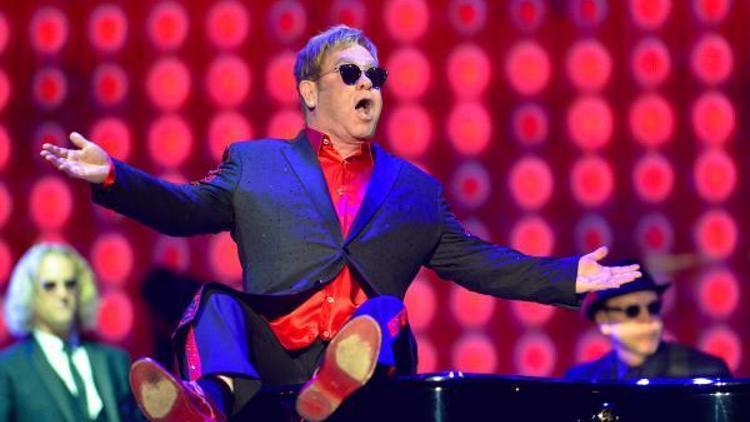 Dünyaca ünlü şarkıcı Elton John Antalya’da sahne aldı