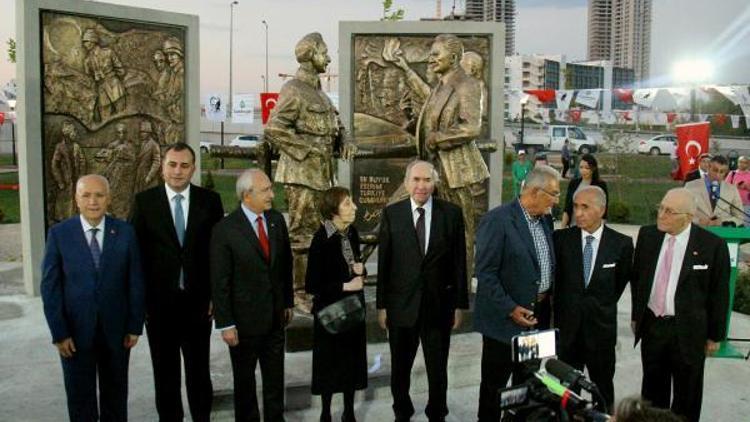 93 yıllık Çınara 9 Eylül Anıt Heykeli
