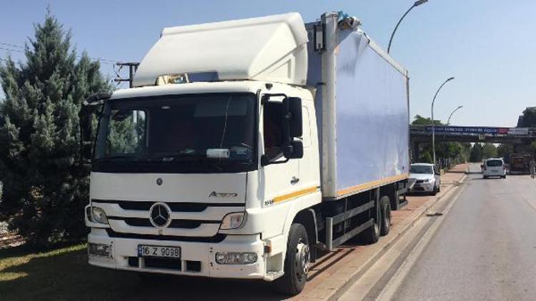 Trafikten kaçarken üst geçide çarptı