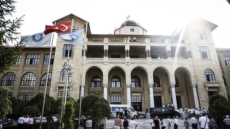 Gazi Üniversitesi eski dekanı FETÖden tutuklandı