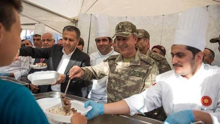 Genelkurmay Başkanı Akar, sınırdaki askerlerle bayramlaştı