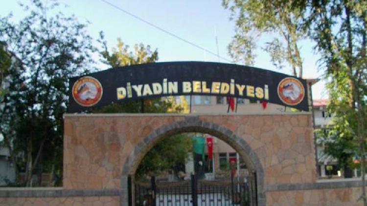 Kayyum atandığı belediyeyi Türk bayrakları ile donattı (2)