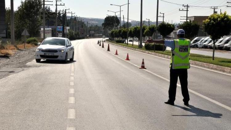 Trafik polislerinden sürücülere bayram çikolatası