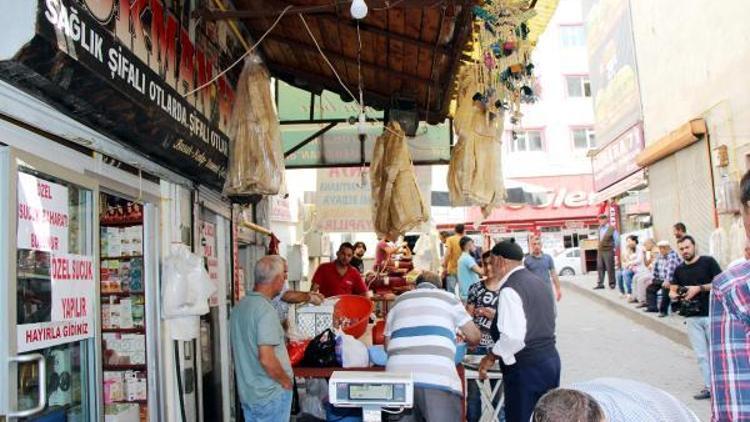 Kurbanlık etleriyle sucuk ve kıyma kuyruğunda beklediler