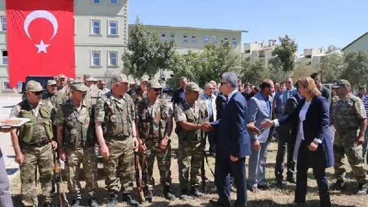 Hakkari Valisi Toprak, Yüksekovada vatandaş, mehmetçik ve korucularla bayramlaştı