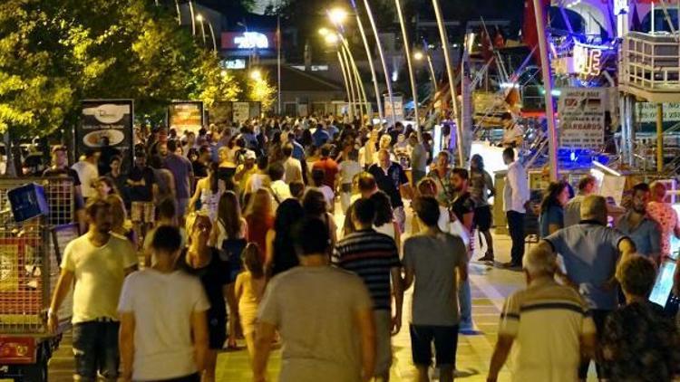 Marmariste tatilciler gündüz plajları, gece sokakları doldurdu