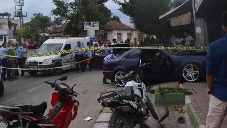 Bayram ziyaretine giderken öldürüldü, kontrolden çıkan otomobili kahveye girdi