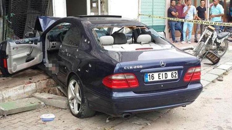 Bayram ziyaretine giderken öldürüldü, kontrolden çıkan otomobili kahveye girdi