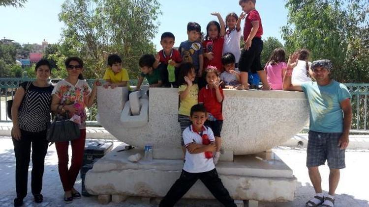 Ölen Suriyeli çocuklar anısına yapılan ‘Göçmen izleri’ heykeli yeniden hayat buldu