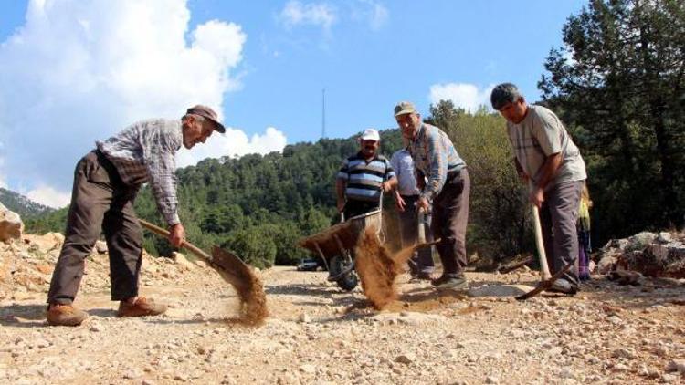 Akrabaları ziyarete gelemeyince kazma, kürekle yol onarımına başladılar