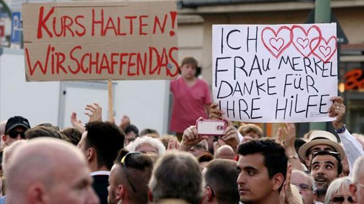 Mülteciler, ‘Merkel’i seviyoruz’ pankartı açtı