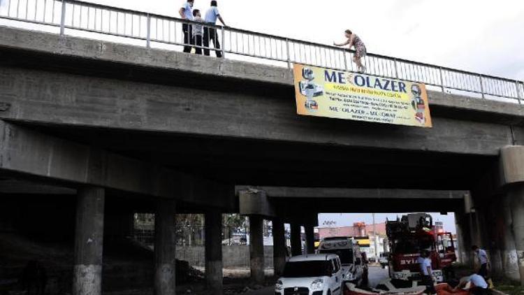 İntihar için köprüye çıkan kadını polis ikna etti