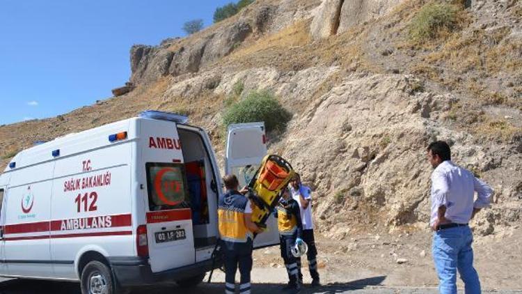 Kayalıklardan düşen adam ağır yaralandı