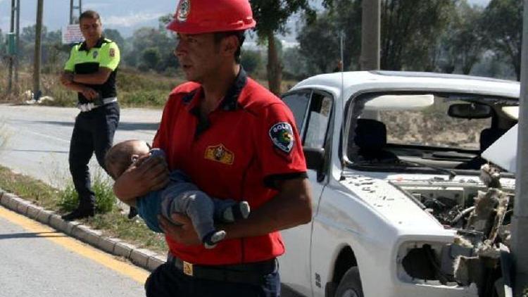 Otomobil aydınlatma direğine çarptı: 4 yaralı