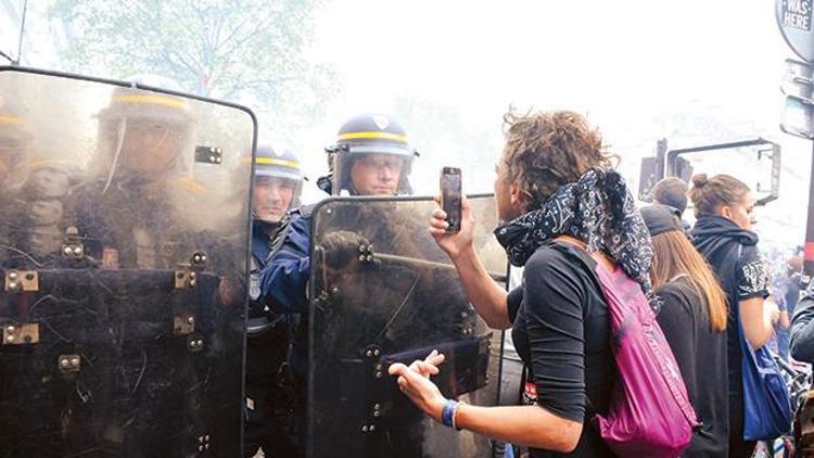 Fransa’da çalışma yasası protesto edildi, 12 yaralı