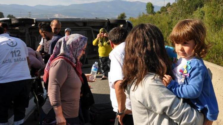 TEMde lastiği patlayan minibüs devrildi: 8 yaralı