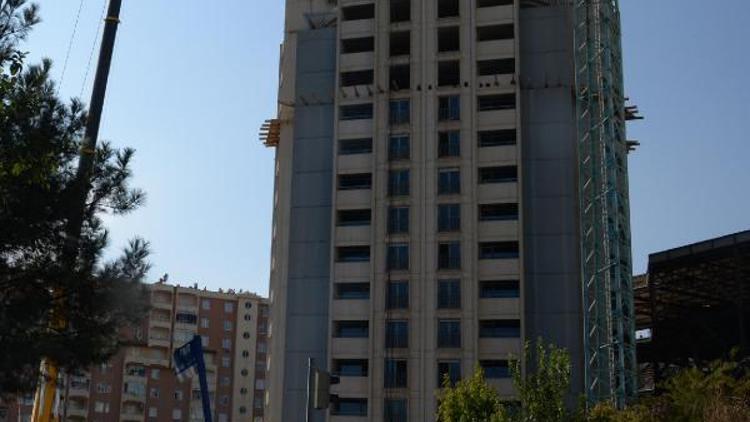 Diyarbakırın ikiz kuleleri,  savaş uçakları için tıraşlanıyor