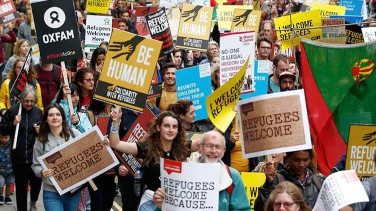 İngiltere’de binlerce kişi sığınmacılara destek için yürüdü