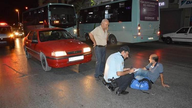 İstiklal Marşı çalınırken yol ortasında duran vatandaşa otomobil çarptı