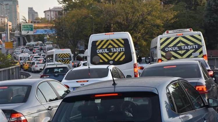 İstanbul trafiği kitlendi 55 bin servis yollarda