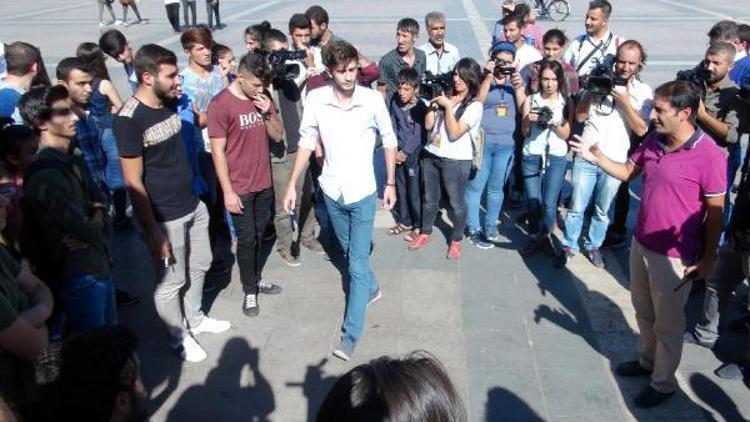 Diyarbakırda öğretmenlerin açığa alınmasını protesto eden liseliler gözaltına alındı