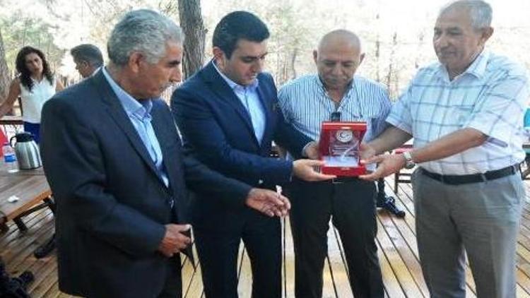 Muhtarlardan başkan Uğurluya plaket