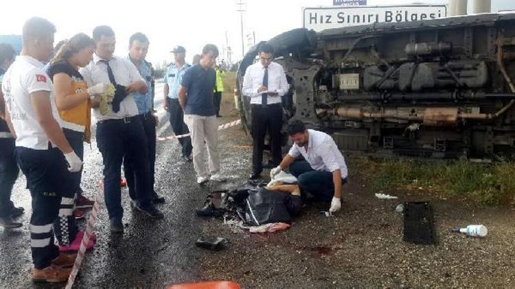 Ambulans devrildi, sağlık memuru öldü