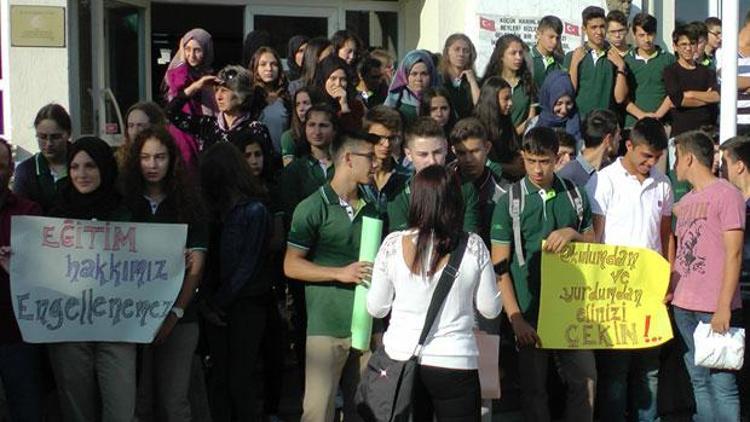 Okulları İmam Hatip Lisesi’ne dönüştürülen öğrencilerden eylem