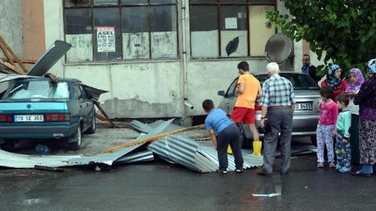 Karabükte fırtına çatıları uçurdu, ağaçları devirdi