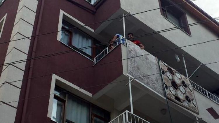 Başı balkon demirine sıkışan çocuğu itfaiye kurtardı