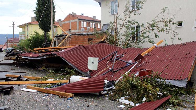 Tosya’daki fırtınada 2 kişi ağır yaralandı