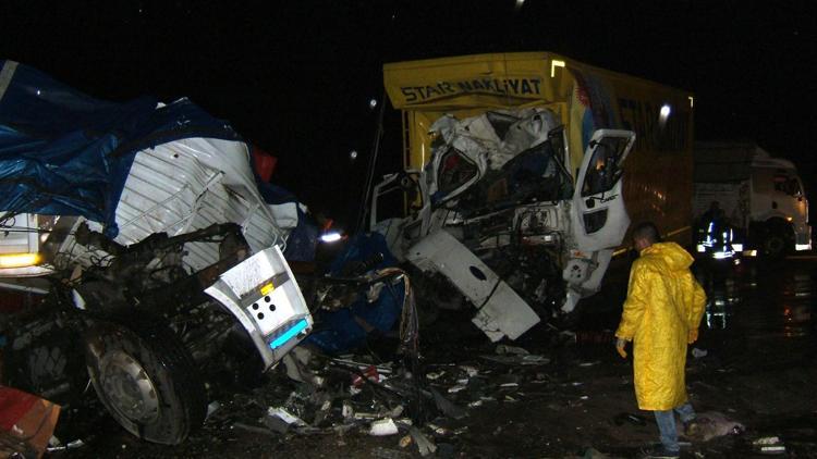 Afyonkarahisarda trafik kazası: 3 ölü, 5 yaralı