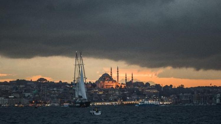 Greenpeacein Rainbow Worrior Gemisi İstanbul Boğazında