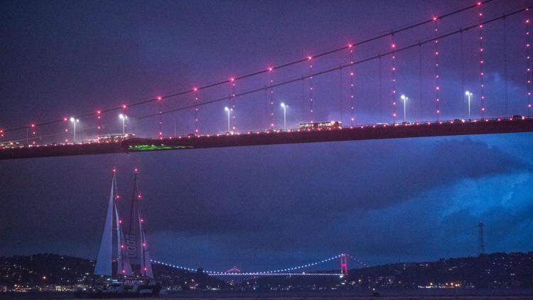 Greenpeace’in Rainbow Warrior Gemisi İstanbul Boğazı’nda