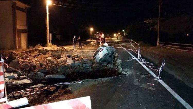 Şarkikaraağaçta otomobil çukura düştü: 3 yaralı