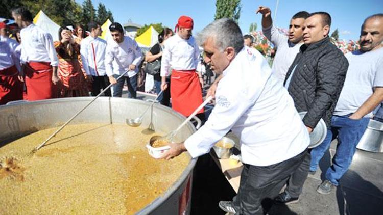 Rekor kıran aşureye, Merkel de ceviz gönderdi