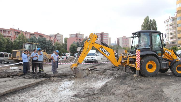 Doğalgaz borusunu kepçeledi