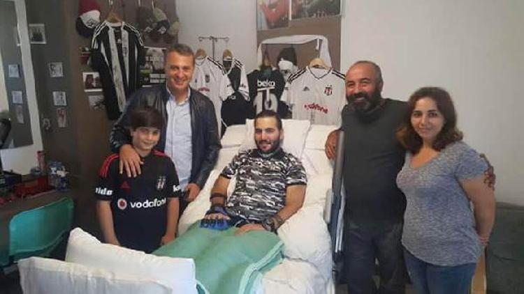 Beşiktaş Başkanı Orman’dan maganda kurbanı liseli Ahmet Emre’ye hastanede ziyaret / Ek Fotoğraflar