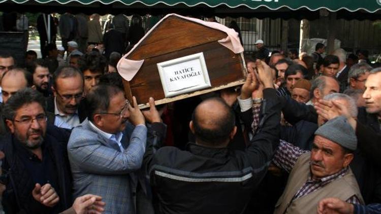 Bakan Özhaseki Aklis’li genç kızın cenaze törenine katıldı
