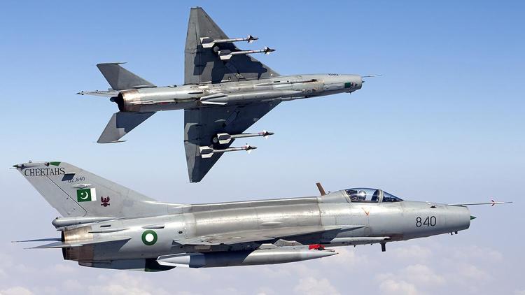 Pakistanda savaş uçağı düştü