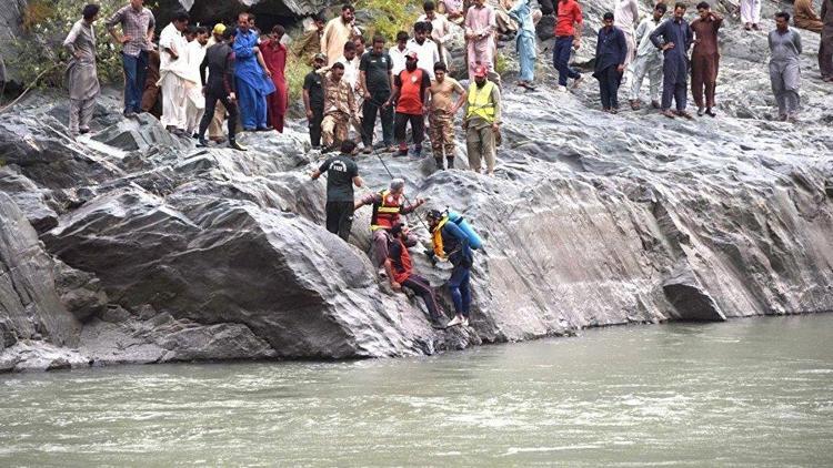 Pakistanda otobüs nehre yuvarlandı: 24 ölü