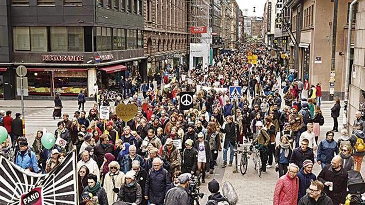 Irkçı saldırıya karşı 15 bin Fin yürüdü